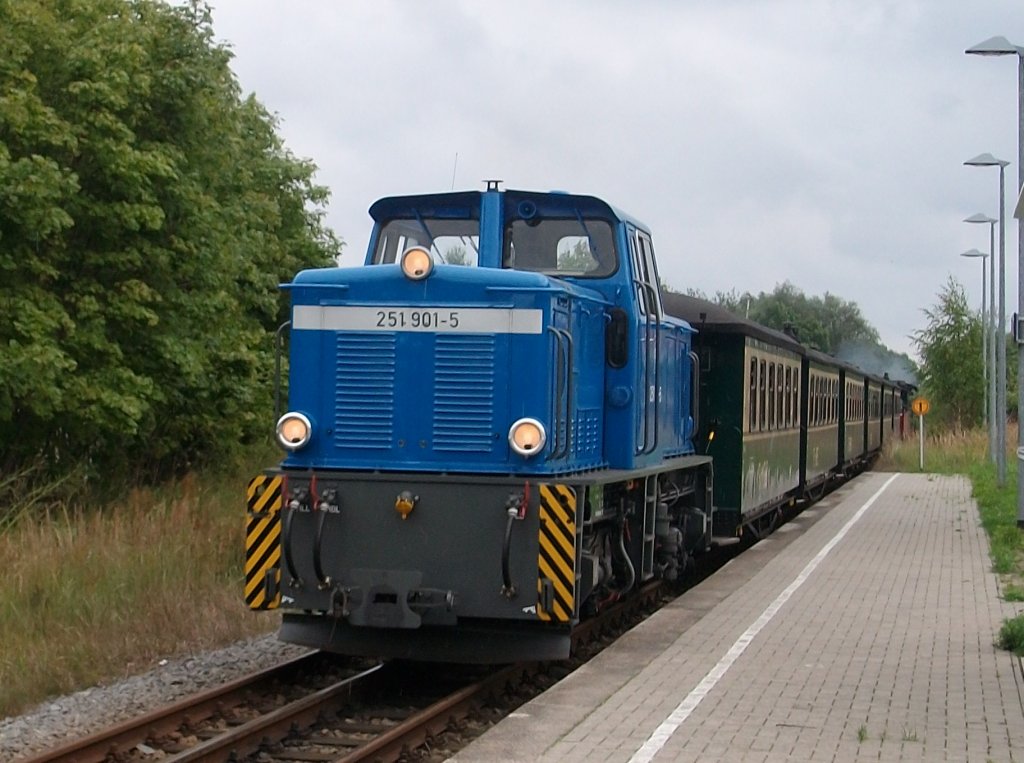 Auf der Rckfahrt von Lauterbach Mole nach Putbus kamen die 540 PS von 251 901 wieder zum Einsatz.Aufnahme bei der Durchfahrt durch Lauterbach am 18.August 2010.