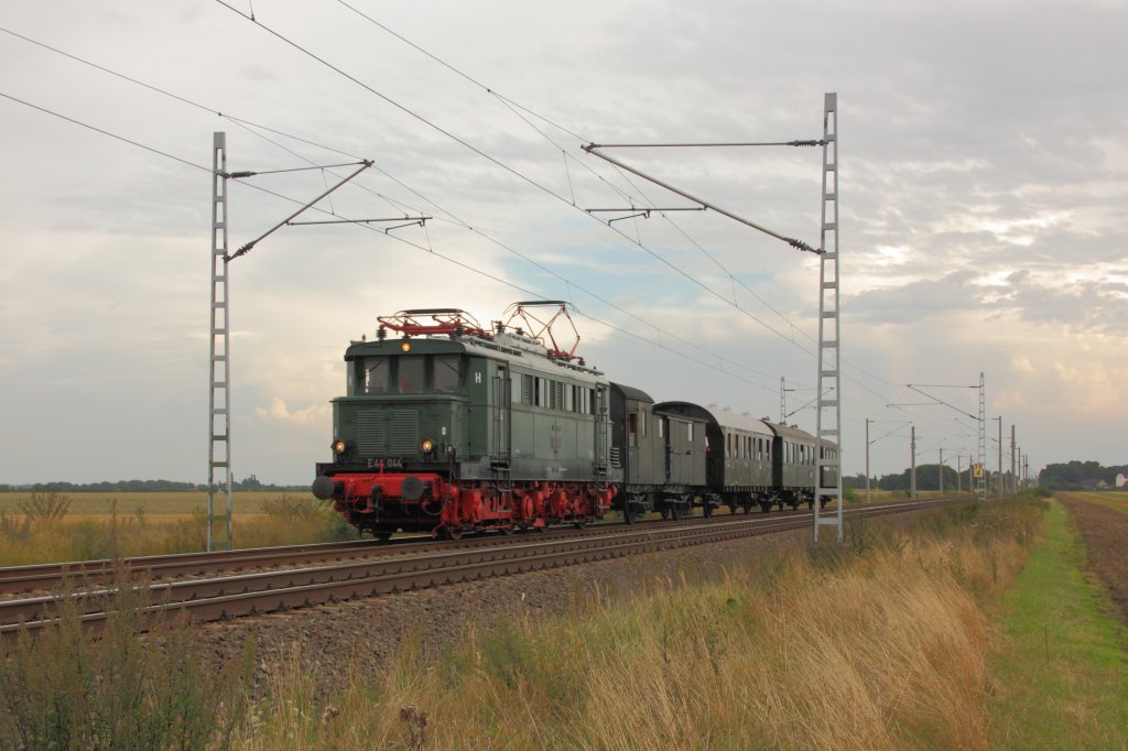 Auf der Rckfahrt von Weienfels nach Loburg war die Sonne leider verschwunden, fr ein Foto mit E44 044 und ihren vier Wagen hat es aber trotzdem noch gereicht. Fotografiert am 22.08.2010 zwischen Gnadau und Schnebeck-Felgeleben auf der Strecke Halle - Magdeburg. 
