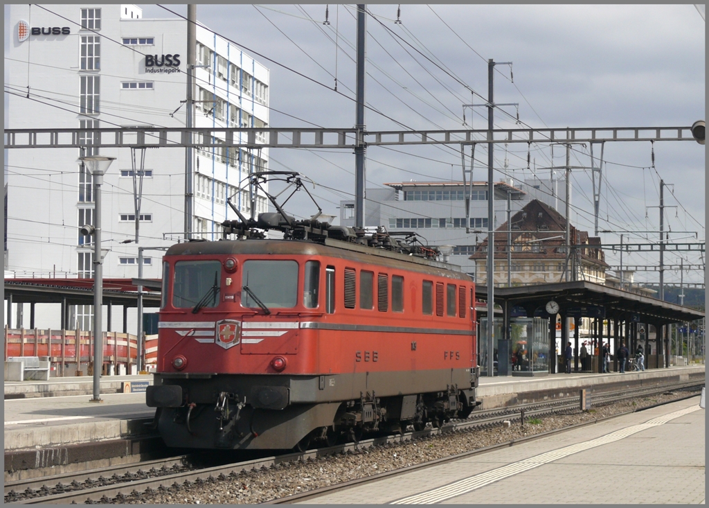 Auf der Rckseite sieht 11419 noch etwas besser aus, obwohl das Schweizer Kreuz anscheinend unter Korrosion leidet. 11419 in Pratteln.
(16.09.2010)