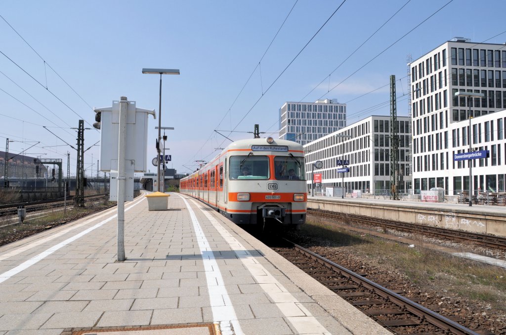 `Auf in den Ruhestand&acute;: Nach �ber 30 Jahren und Milionen von Kilometern geht am 18.04.10 die �ra des 420 001 zu Ende. Vielen Dank an die IGS-M�nchen die dieses Foto erm�glichten. An diesen Tag durfte der 420er noch ein letztes Mal die Stammstrecke abfahren...