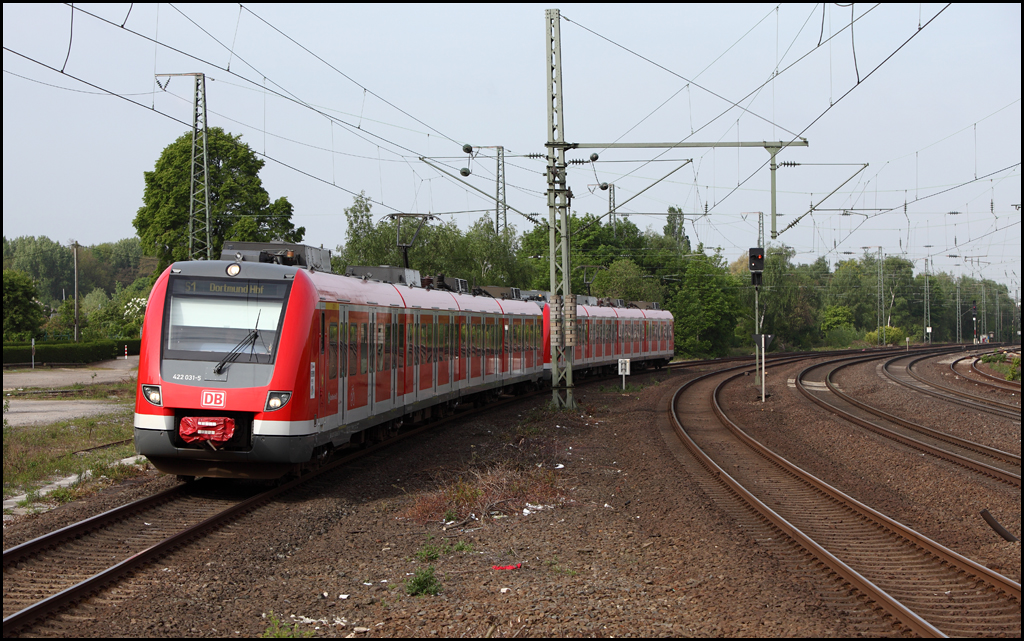 Auf der S-Bahnlinie 1 zwischen Dortmund und Solingen haben die 422er die Aufgaben von den 143er mit x-Wagen bernommen. 422 031 und ein Schwestertriebzug erreichen auf dem Weg nach Dortmund den Haltepunkt Bochum-Ehrenfeld. (16.05.2010)