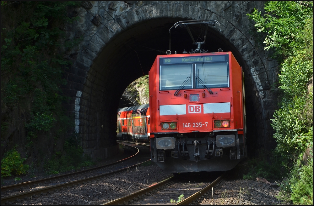 Auf der Schwarzwaldbahn zwischen Triberg und Hausach im Juli 2011. 146 235 mit RE nach Karlsruhe durchfährt die Glasträgertunnel. Kleine Sequenz des Durchfahrts-Staccato (I).