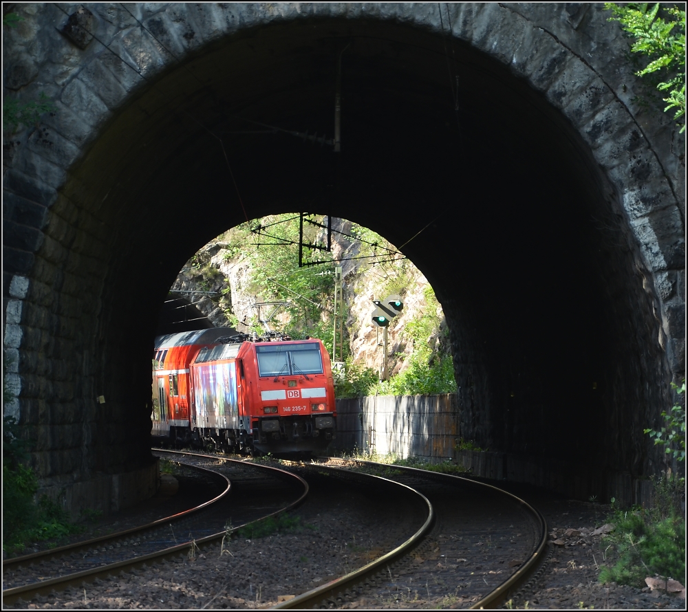 Auf der Schwarzwaldbahn zwischen Triberg und Hausach im Juli 2011. 146 235 mit RE nach Karlsruhe durchfährt die Glasträgertunnel. Kleine Sequenz des Durchfahrts-Staccato (II).
