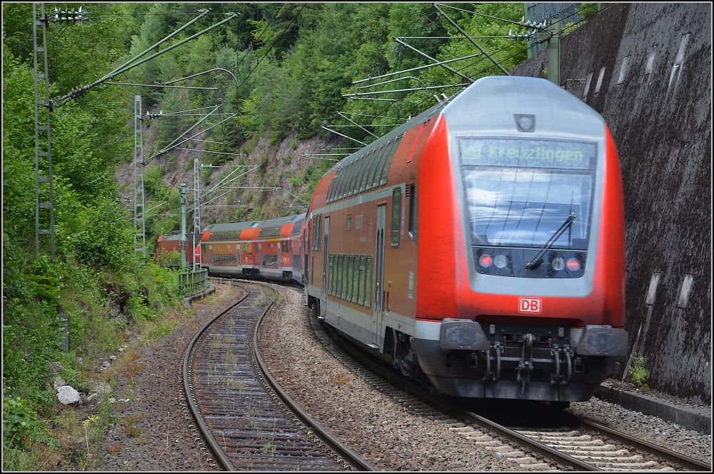 Auf der Schwarzwaldbahn zwischen Triberg und St. Georgen im Juli 2011. Das Sixpack musste an diesem Sonntag mit einer Lok auskommen.  