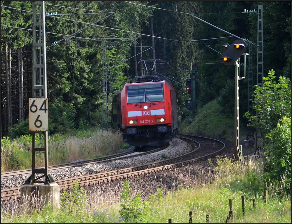 Auf der Schwarzwaldbahn zwischen Triberg und St. Georgen im Juli 2011. 146 233 mit RE nach Kreuzlingen windet sich den Berg hinauf.