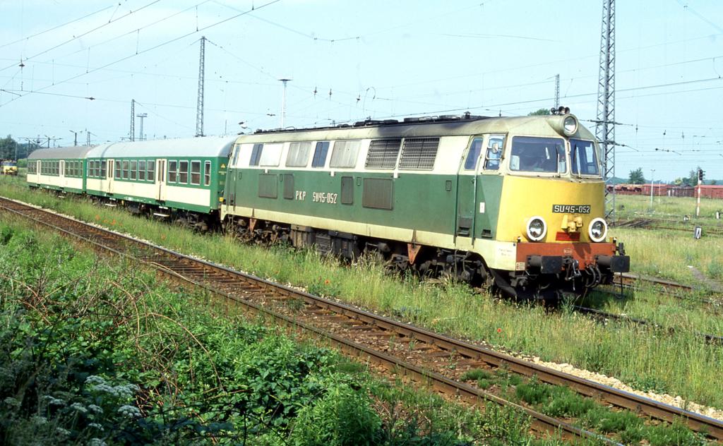 Auf seinen nchsten Einsatz wartet im Bahnhof Jaworzyna Slaska dieser Leerzug.
SU 45 052 steht hier mit polnischen Nahverkehrswagen am 14.6.2001 am Rand des Bahnhofs auf einem Abstellgleis.