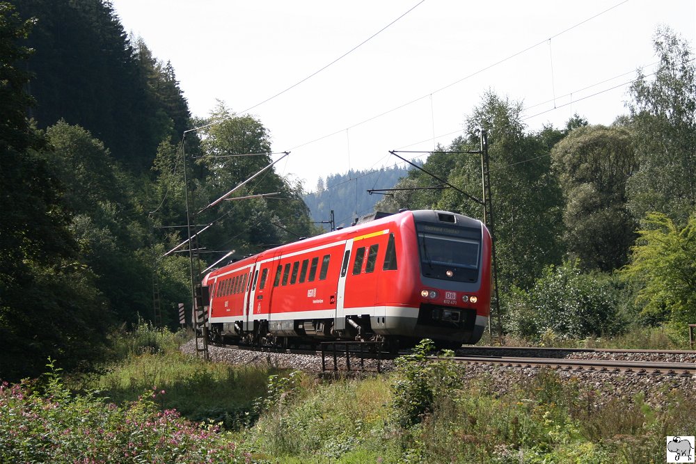 Auf seinen Weg nach Saalfeld legt sich der Regioswinger 612 471 kurz hinter Rothenkirchen im Lankreis Kronach am 4. September 2011 in die Kurve.