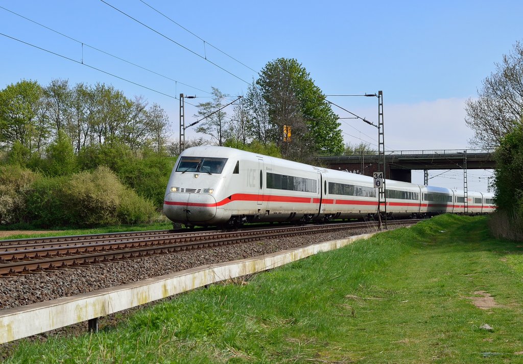 Auf seiner Bereitstellungsfahrt nach Mnchengladbach passiert der 402 027-7  Ludwigslust  gerade die L 116 Brcke bei Grevenbroich. Sonntag den 28.4.2013