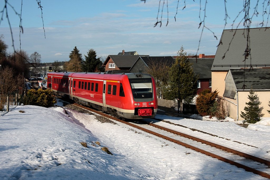 Auf seiner Fahrt von Gera nach Regensburg als RE3645 durchfhrt 612 059/559 Bernsgrn, an der KBS546, am 25.02.2010.