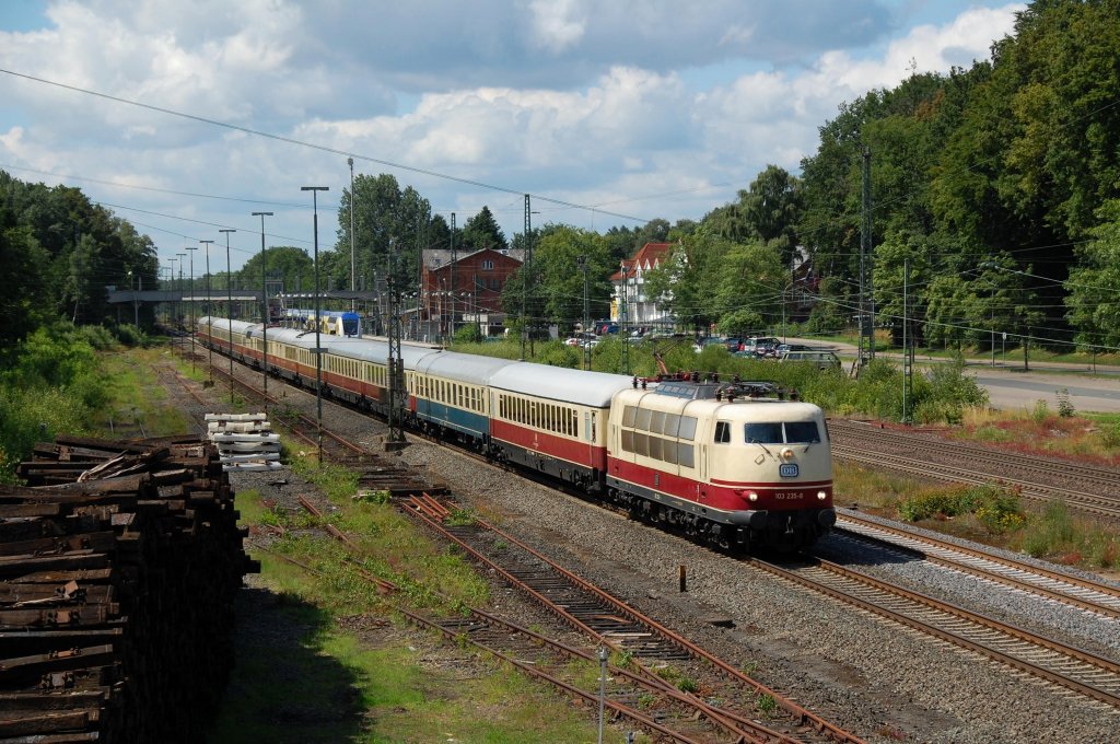 Auf seiner Fahrt von Kln Hbf nach Hamburg Hbf passierte TEE 8, bespannt mit 103 235-8, am 15.07.2012 den Bahnhof Tostedt.