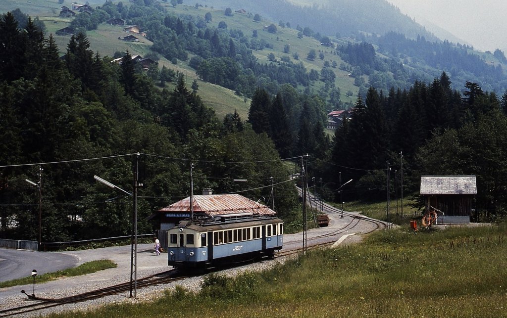 Auf seiner Fahrt von Les Diablerets nach Aigle legt ABFe 4/4 12 im Juli 1983 einen kurzen Zwischenhalt in Vers-l'Eglise ein