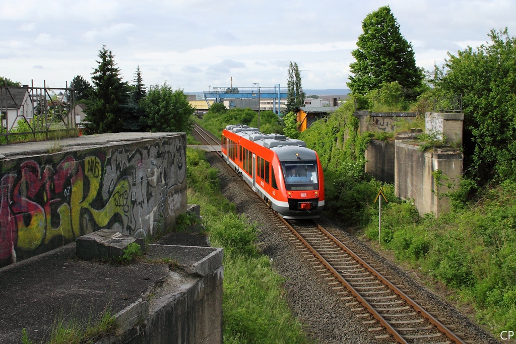 Auf seiner Fahrt nach Gttingen hat 648 265 soeben den Bahnhof Nordhausen verlassen. Hier passiert er grade die Brckenwiderlager der ehemaligen Verbindungsstrecke von Salza zum Nordhuser Rangierbahnhof. Diese Strecke ermglichte bis zum Ende des 2.Weltkrieges Gterzgen aus Richtung Niedersachswerfen die direkte Einfahrt in den Rangierbahnhof ohne die Gleise der Halle-Kassler Strecke niveaugleich kreuzen zu mssen. Durch die Grenzziehung wurde die frher wichtige Strecke Nordhausen - Northeim - Altenbeken weitgehend bedeutungslos und die Gleise der Verbindungsstrecke wurden als Reparationsleistung abgebaut. Im Hintergrund sind die Anlagen der ehemaligen IFA-Motorenwerke erkennbar. (19.6.2010)