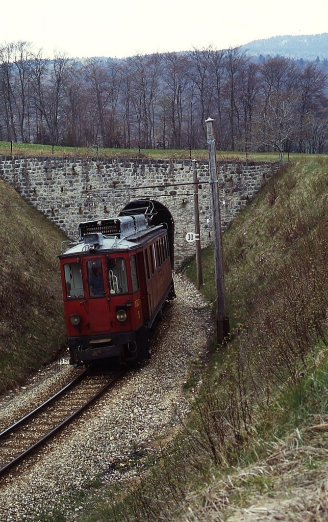 Auf seiner Fahrt nach St. Cergue hat ABDe 4/4 5 im Mai 1980 gerade den Tunnel bei Bassins durchfahren
