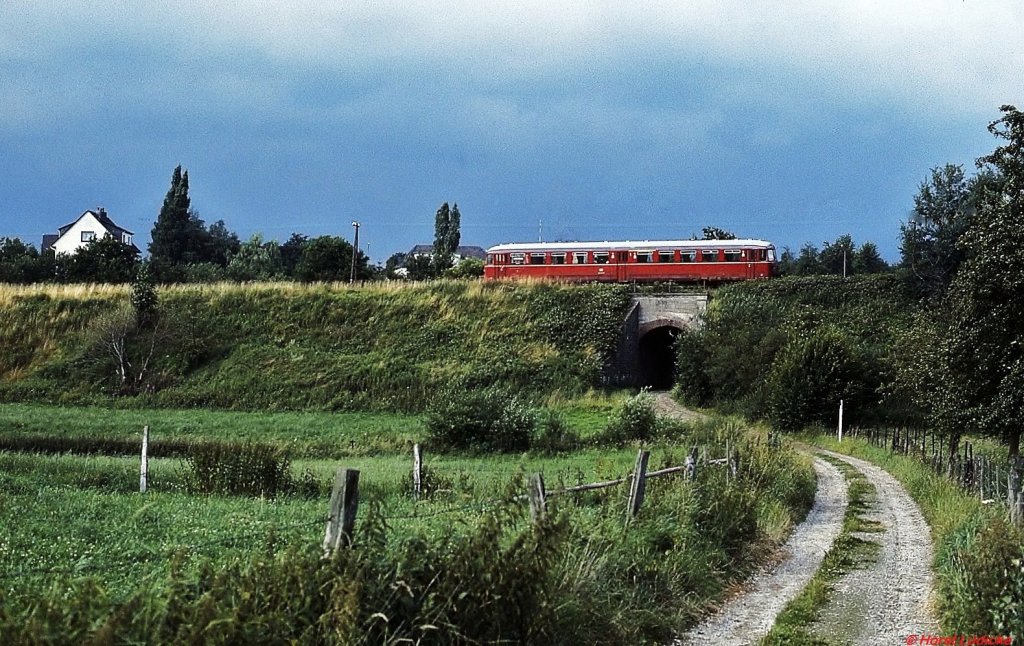 Auf seiner Fahrt von Opladen nach Hilgen hat 515 565-0 Pattscheid erreicht (April 1986)