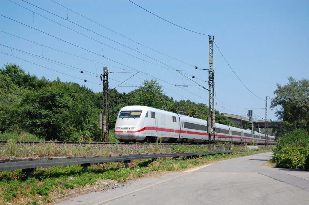Auf seiner Fahrt in Richtung Stuttgart konnte ich am 16.7.2010 kurz vor Plochingen diesen ICE 1 bildlich festhalten.