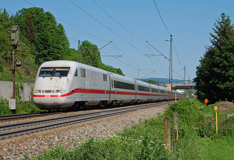 Auf seiner Fahrt in Richtung Stuttgart begegnete mir dieser ICE 1 am 25. Mai 2012 bei Gppingen.