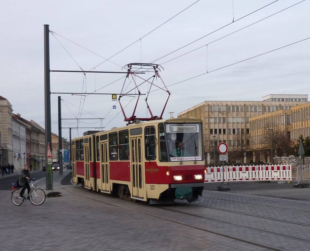 Auf seiner Fahrt zum Hauptbahnhof erreicht TW 001 den Alten Markt. Potsdam, 2009-11-29.