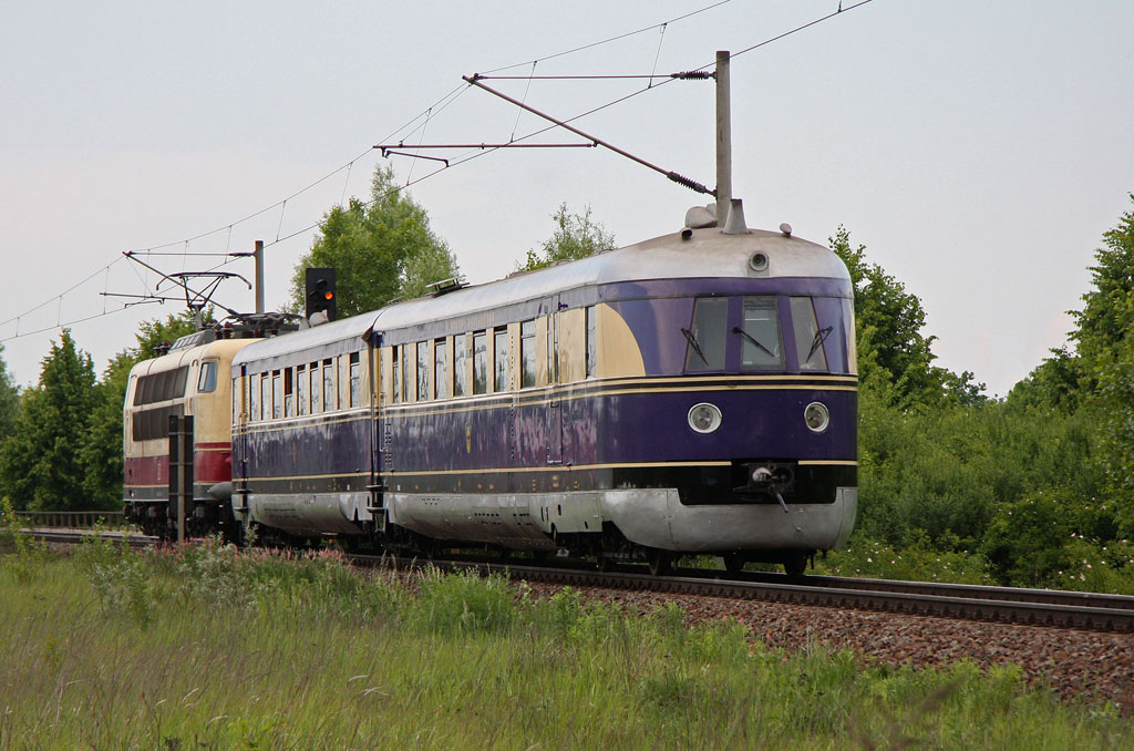 Auf seiner berfhrungsfahrt nach Berlin konnte der SVT 137 225 am 20.05.2011 im Norden Leipzigs nochmals aufgenommen werden. Der Nachschu war hier Absicht, denn das Objekt der Begierde war natrlich der Triebwagen.
