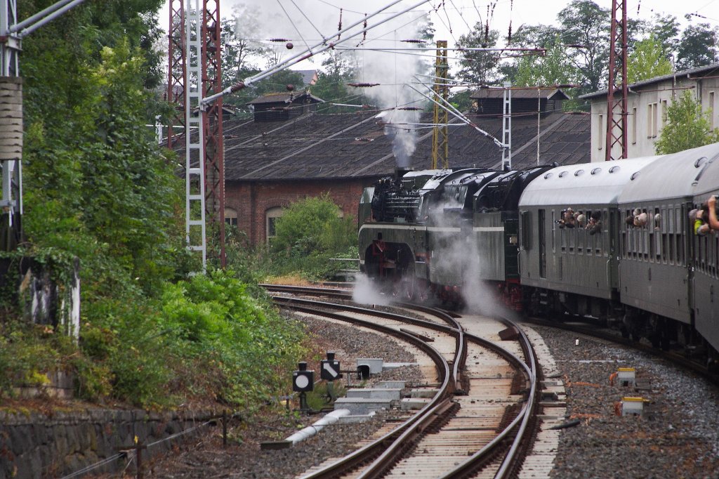 Auf solch engen Kurvenradien, wie hier, kurz hinter der Ausfahrt aus dem Bahnhof Riesa in Richtung Dbeln/Chemnitz, fhlt sich Schnellfahrlok 18 201 mit ihrem riesigen Fahrwerk nicht gerade sehr wohl! Behutsam und beinahe im Schritttempo wird sie vom Lokfhrer mit ihrem Zug der Sonderzugveranstaltungen Chemnitz auf dem Weg von Dresden zu den XVIII. Meininger Dampfloktagen am 01.09.2012 vorsichtig durch diese  Schikane  gesteuert. (Aufnahme per Zoom aus einem Waggon des Zuges)