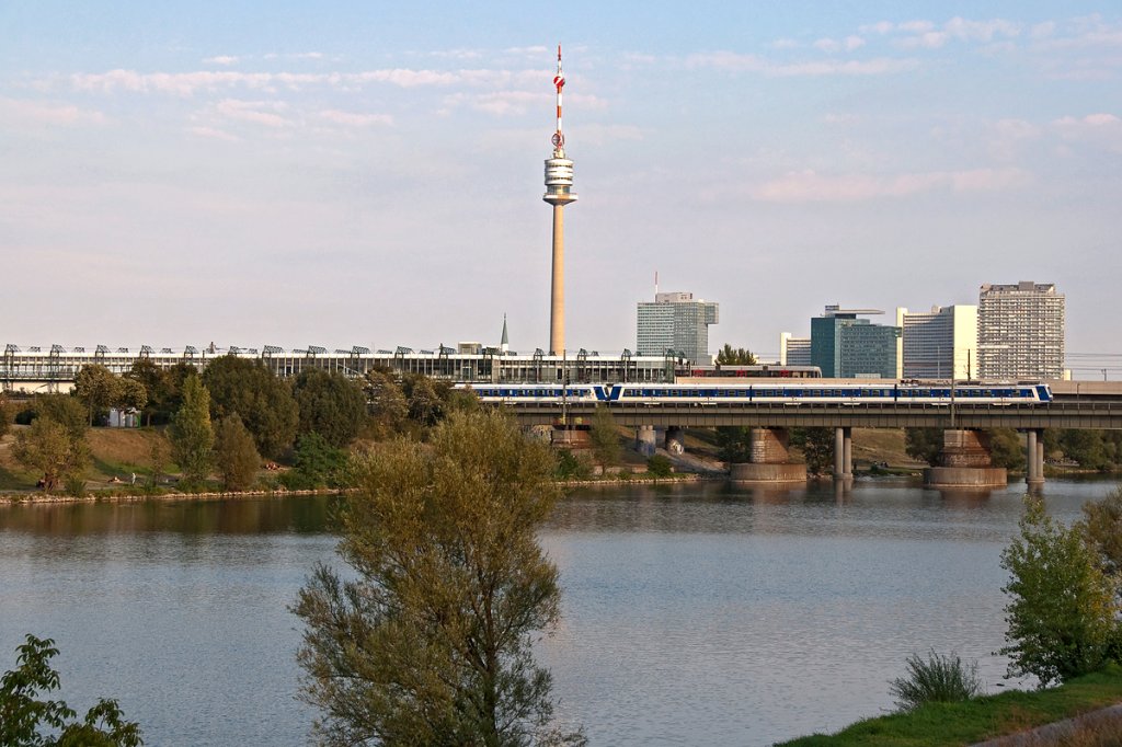 Auf der Stammstrecke ber die Donau herrscht zwar reger Bahnverkehr, aber halt leider meist nur S Bahnen, so wie hier auf dem Foto zu sehen ist. Die Aufnahme enstand am 31.08.2011.