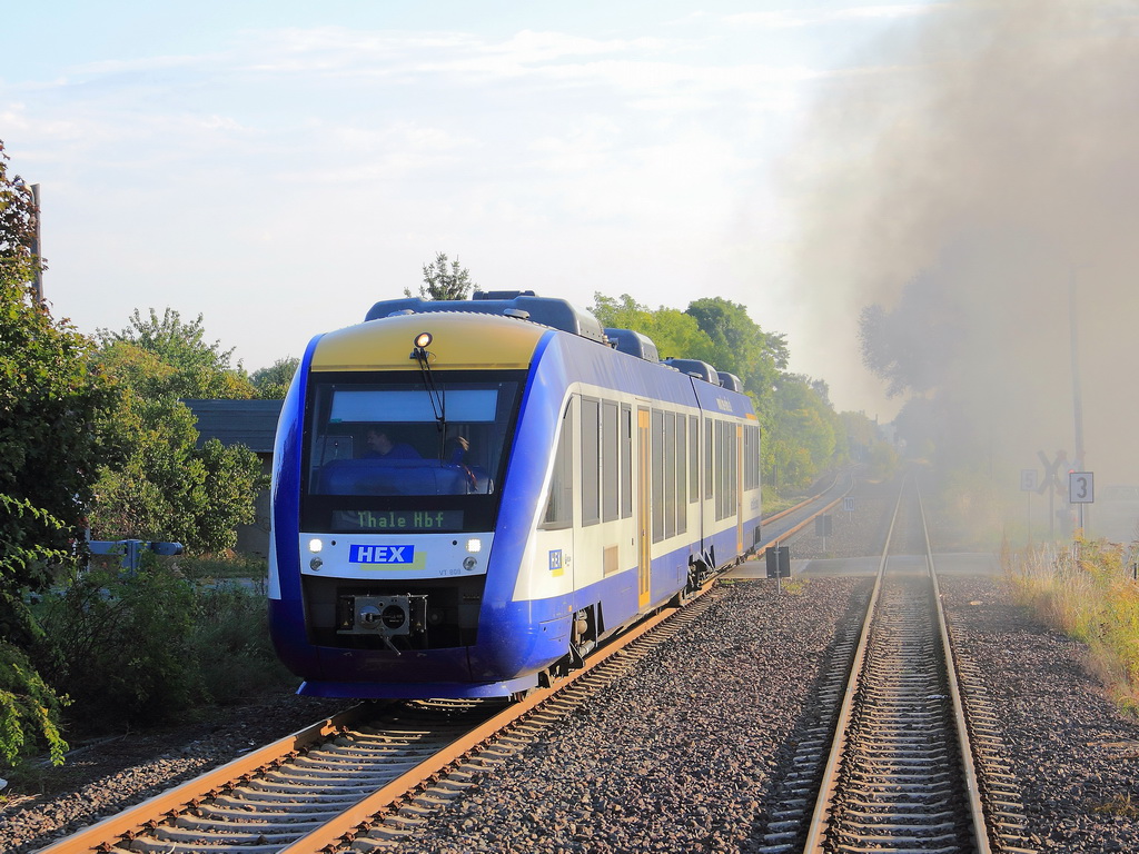 Auf der Stecke zwischen Quedlinburg und Gernrode am 22. September 2012 konnte der Triebwagen VT 808 als HEX80810  nach Thale Hauptbahnhof vom letzten Wagen der HSB dokumentiert werden.  Dank an den Triebwagenfhrer und  der Zugbegleiterin.