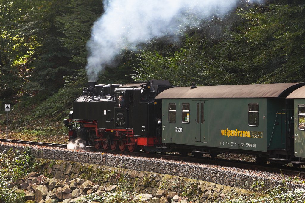 Auf der Steigung in Richtung Rabenau macht 99 1771 am 07.10.2011 krftig Dampf im Rabenauer Grund!