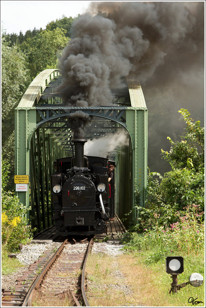Auf der Steyrtalbahn kurz vor Grnburg, berquert die 298.102 mit dem IGE Sonderzug die Steyrbrcke. 
24.8.2012