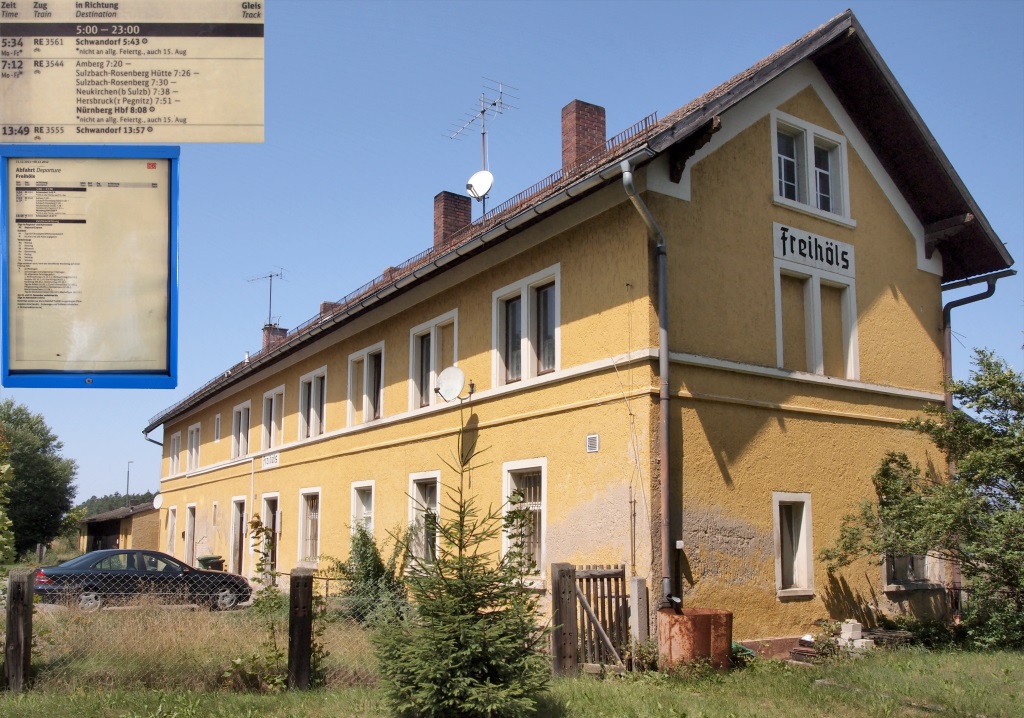 Auf der Straenseite des Freihlser Empfangsgebudes glaubt man kaum, dass hier noch planmig Zge halten. Es hngt aber ein groer Abfahrtsplan aus... die Ausschnittvergrerung zeigt, dass man montags bis freitags drei mal und am Wochenende ein mal abfahren kann.  