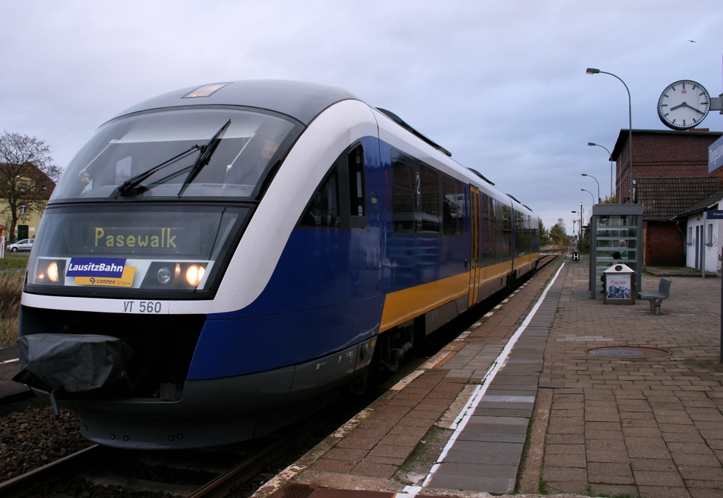 Auf der Strecke von Btzow (bzw. Gstrow), Pasewalk (Jatznick) bis zum Haltepunkt Ueckermnde Stadthafen, setzt die Ola planmig den Triebwagen vom Typ ,,Talent“ ein. Zeitweise jedoch, ersetzen (z.B. HU's) die Triebfahrzeuge vom Typ ,,Lint“ und ,,Desiro“ den ,,Talent“. Auch der Regio - Shuttle RS 1 konnte auf dieser Strecke abgelichtet werden. Dadurch waren Triebwagen verschiedenster EVU der Veolia-Gruppe zu Gast in Ueckermnde. Am 01.11.2006 im Bahnhof Torgelow.
