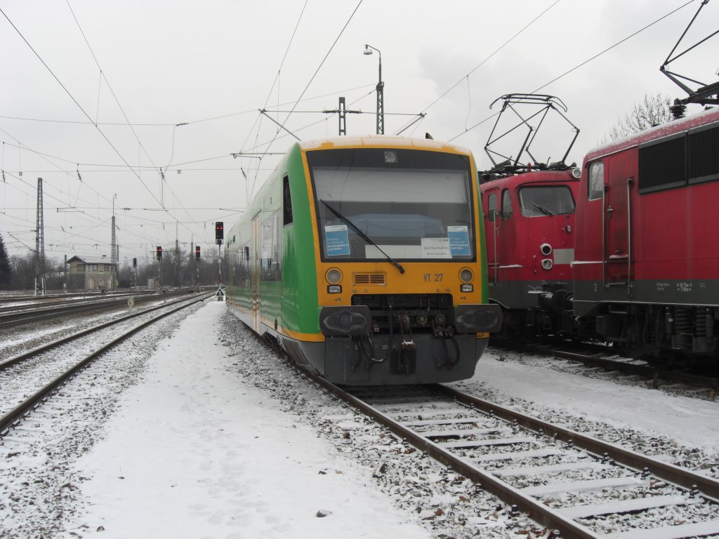 Auf der Strecke Freilassing - Bad Reichenhall kommt zur Zeit der VT 27
der WALDBAHN zum Einsatz. Wir haben diesen Region Shuttle der BR 650 am 
19. Dezember 2009 im Bahnhof von Freilassing fotografiert.