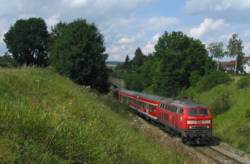 Auf der Strecke Ulm/Rottweil-Neustadt im Schwarzwald wird derzeit ein 611er-Umlauf durch eine n-Wagenkomposition mit 218 ersetzt. 218 443 ist hier mit RE 22311 (Rottweil-Neustadt) bei Hfingen unterwegs. (4.September 2010)