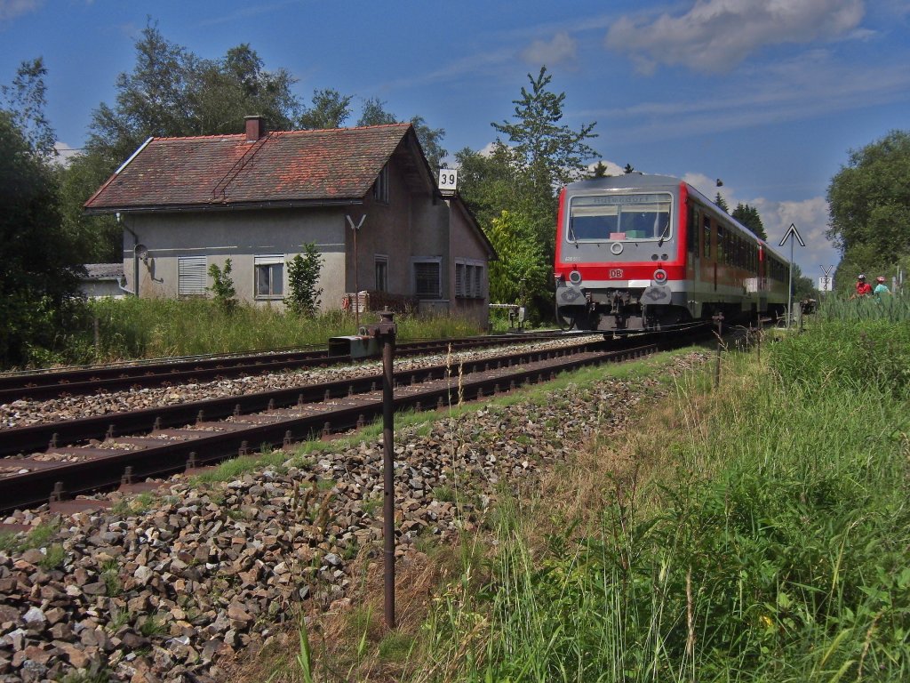 Auf der Suche nach Motiven an der Bahnlinie zwischen Hergatz und Lindau (|) - 628 555 als RB 22865 von Lindau nach Aulendorf fhrt am 30.06.2013 in der Nhe von Stockenweiler an Posten 39 vorbei.