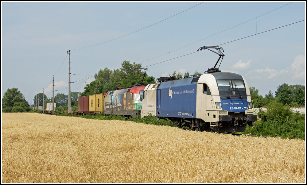 Auf der Suche nach einer neuen Fotostelle wurde ich am 15. Juli 2013 auf der Pottendorfer Linie zwischen Ebreichsdorf und Wampersdorf -wenn auch nicht ganz zufrieden- fndig.
Zu sehen sind hier ES64U2 023 und GySEV/ROeEE 470 505 mit dem allseits bekannten TEC 43623 (Bratislava - Spielfeld).
