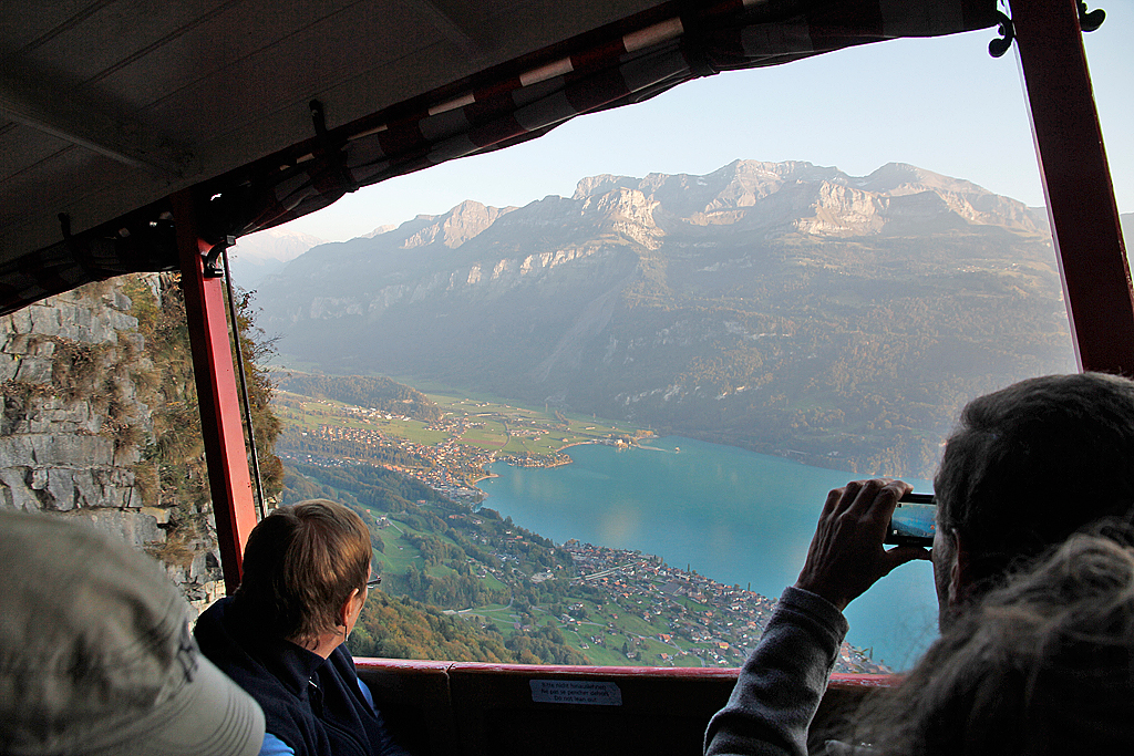 Auf der Talfahrt beim Felsfenster Planalpfluhtunnels. Christine und wir alle sind beeindruckt. BB-Treffen in Brienz, 01. Okt. 2011, 18:22
