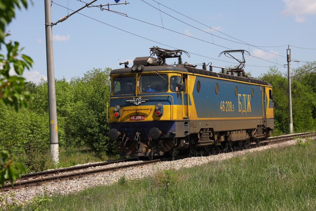 Auf der Transitstrecke zwischen Bulgarien und Serbien herrscht auch an Sonn- und
Feiertagen reger Verkehr. Solo fahrend kam mir am 5.5.2013 die bulgarische
sechsachsige 46208 kurz vor dem Bahnhof Aldomirovtzi vor die Linse. Sie war
in Richtung Grenzbahnhof unterwegs.