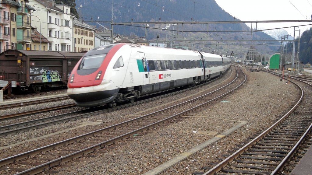 Auf �ber 1140 m.�.M. legt sich der ICN RABDe 500 005-4  Heinrich Pestalozzi  am 15.04.10 in die Kurve, kurz vor dem Gotthardeingang in Airolo.