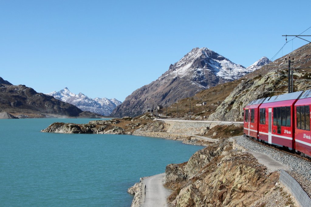 Auf ber 2000 m..M.Regio nach St.Moritz am Berninapass beim Lago Bianco.
Hier oben befindet sich auch die Wasserscheide Adria/Schwarzes Meer.
Berninapass 14.10.11 

