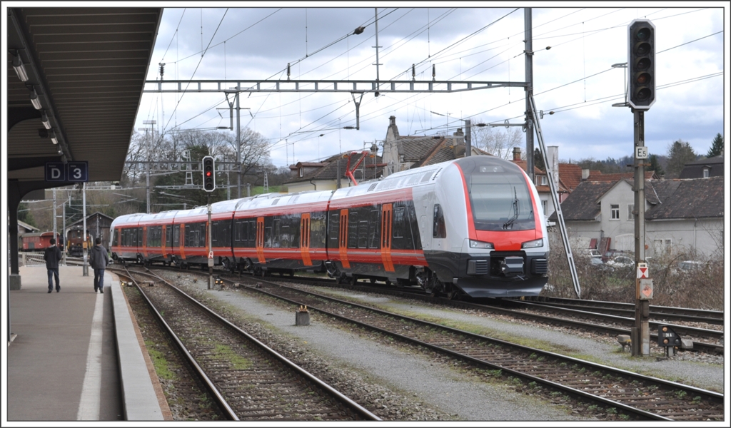 Auf �berf�hrungsfahrt befindet sich der neue, f�nfteilige NSB-Flirt, hier bei der Abfahrt in Sulgen. (30.03.2011)