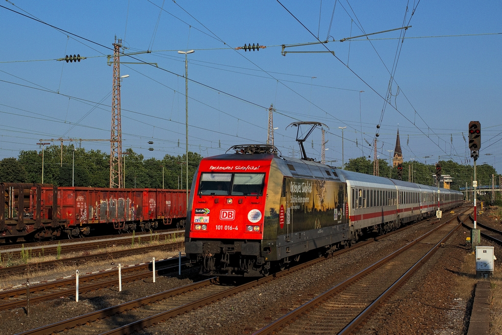 Auf die Unicef-Beklebung folgte an der 101 016 direkt die Sdafrika-Folie mit dem Giraffenmotiv, welches am 11.8.2012 durch Mlheim-Styrum fuhr