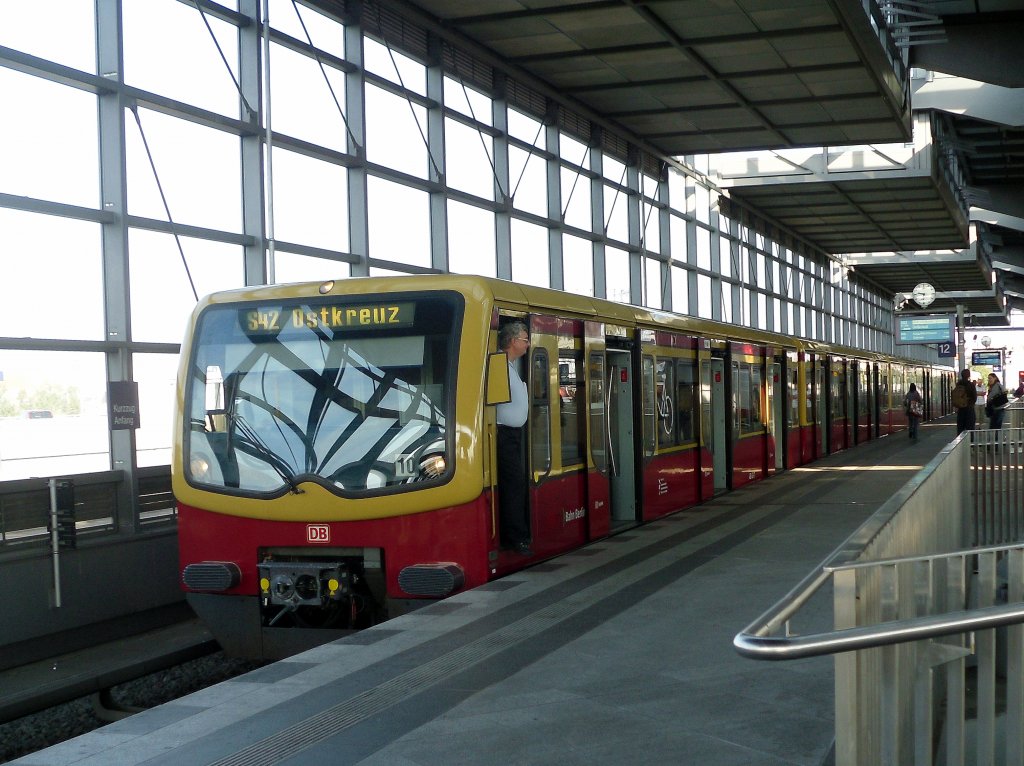 Auf der unterbrochenen Ringbahn entgegen dem Uhrzeigersinn unterwegs, die S-Bahn 481-482 auf der Linie S 42, hier im Bf Berlin-Sdkreuz (Papestrae) am 11.09.2011.