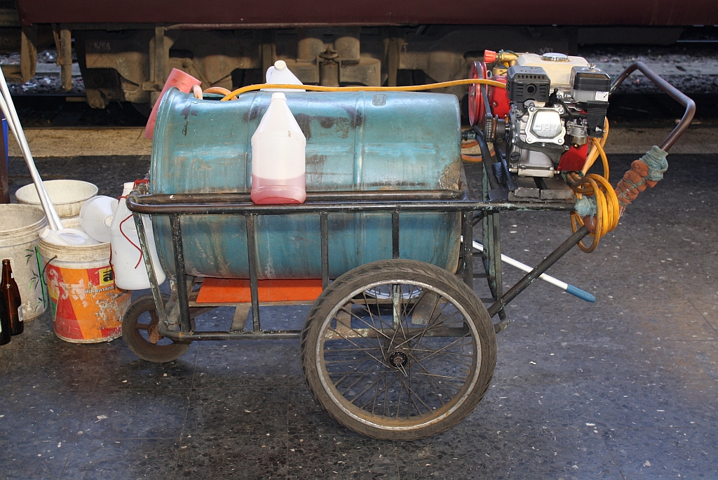 Auf vielen Bahnhöfen verwenden die SRT diese mobilen Wagenwaschanlagen (siehe auch Bild ID 527679 und ID 527677). Ein kleiner Motor treibt eine Pumpe an, welche das Wasser aus dem Behälter saugt. Mittels Schlauch werden dann die vorher manuell shampoonierten Fahrzeuge abgespritzt. Hua Lamphong am 15.Mai 2012.