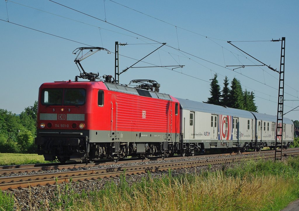 Auf eine Vormeldung hin konnten wir am 08.07.2010 die 114 501-0 ablichten, als sie zwei Alstom Wagen in Richtung Norden brachte. Hier b Eschwege West.