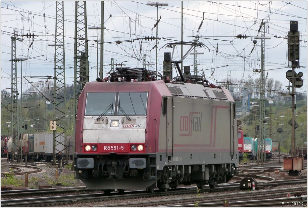 Auf den Weg ins richtige Gleis begibt sich die 185 591-5 der Crossrail am Abend
in Aachen West. Aufnahme vom 26.April 2012.