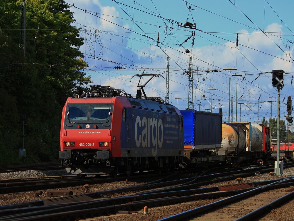 Auf den Weg Richtung Sden verlt 482 009-8 am 22.09.2012 mit einem KLV-Zug am Haken Aachen West.