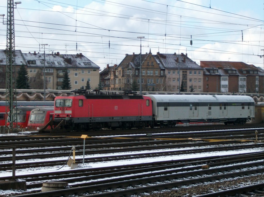 Auf Wunsch eines Users hier die zugeschnittene Version. 143 907 steht am 20.Februar 2013 mit 90-94 005-3 Dmz von RailAdventure agbestellt in Nrnberg-Drrenhof.