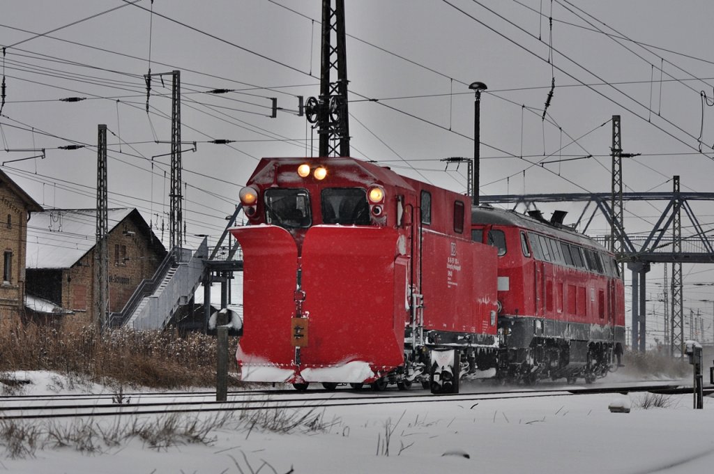 auf zu neuen R�umfahrten auf die Insel R�gen, 218 139 schiebt ihren Schneepflug am 02.12.2010 aus dem Bf Stralsund
