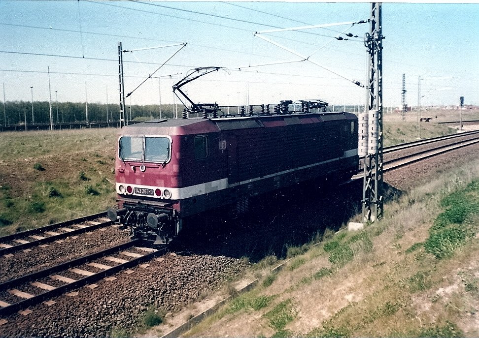 Auf der Zufahrtsstrecke von und zum F�hrhafen Mukran war,im Mai 2000,die 143 267 unterwegs.Nachdem Diese,den IR 316 aus Leipzig,mit Kurswagen nach Malm�, bis nach Mukran gebracht hatte,ging es f�r die Lok zum ehmaligen Haltepunkt Mukran-Mitte,wo die Lok bis zur R�ckleistung am Nachmittag dort abgestellt wurde.Die Baureihe 143 kommt seit langen schon nicht mehr nach Mukran.