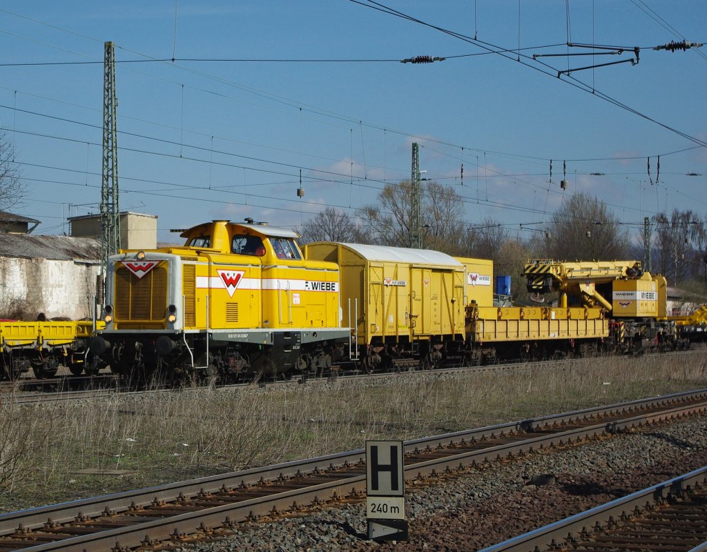 Auf zum Baueinsatz heit es am 02.04.2010 fr 211 341-3 der Wiebe, die mit ihrem eigenen Bauzug in Richtung Sden unterwegs war. Aufgenommen in Eichenberg.