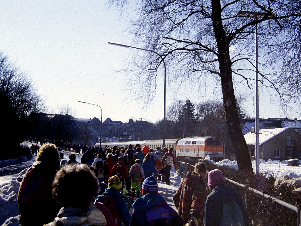 Auf zum Wintersport - Szene in Winterberg am 22.02.1991.
