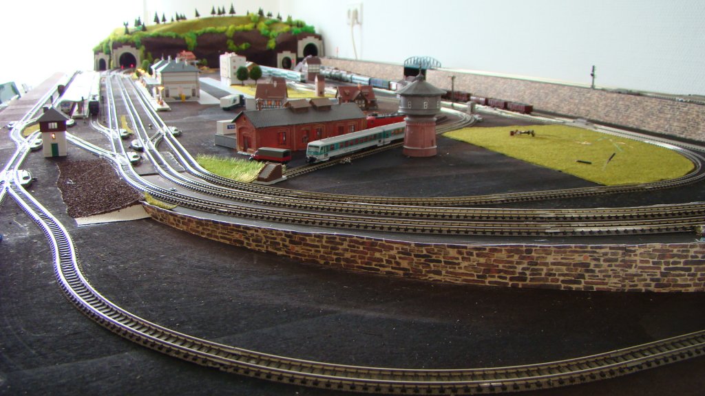 Aufbau Anlage 2 mit Rollmaterial, alter Lokschuppen mit Wasserturm.